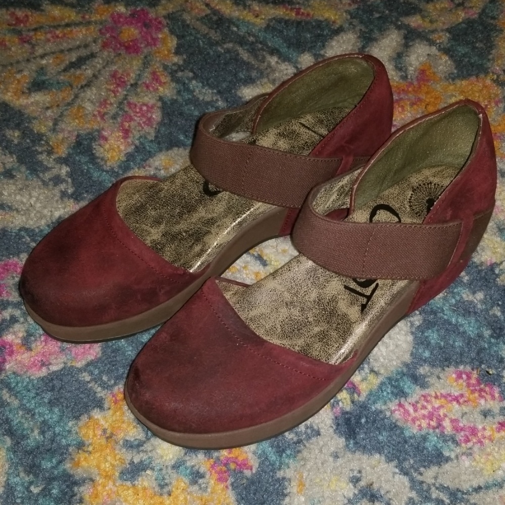 OTBT burgundy wedges